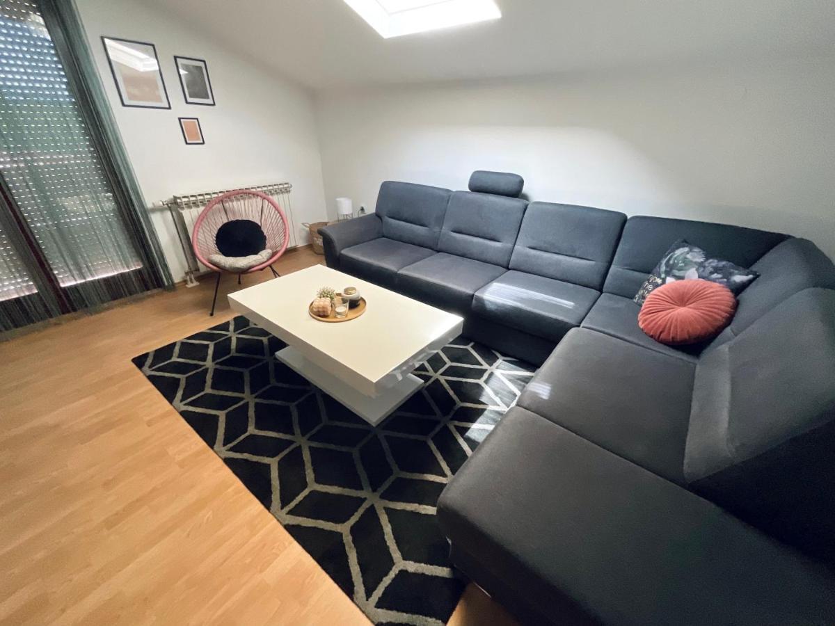 Apartment Camellia ยูบุสกี ภายนอก รูปภาพ