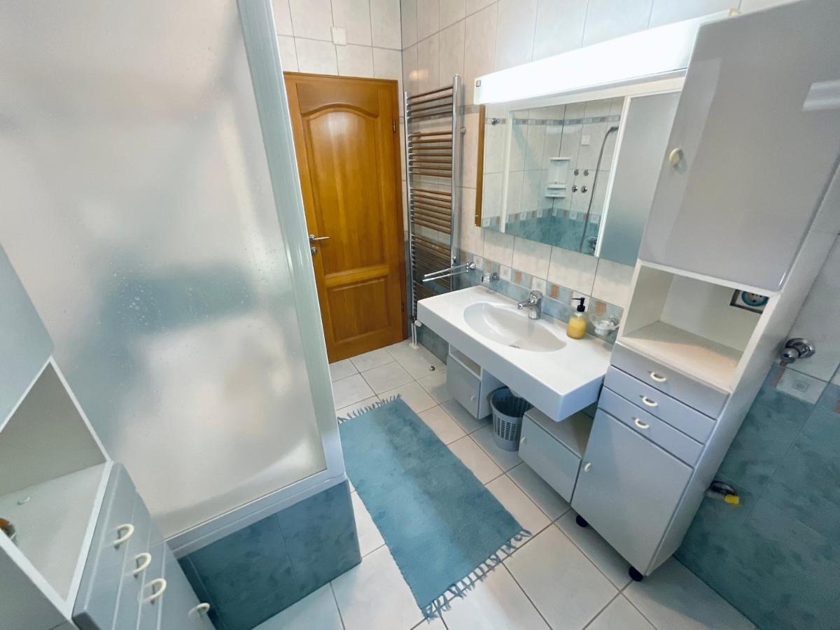 Apartment Camellia ยูบุสกี ภายนอก รูปภาพ