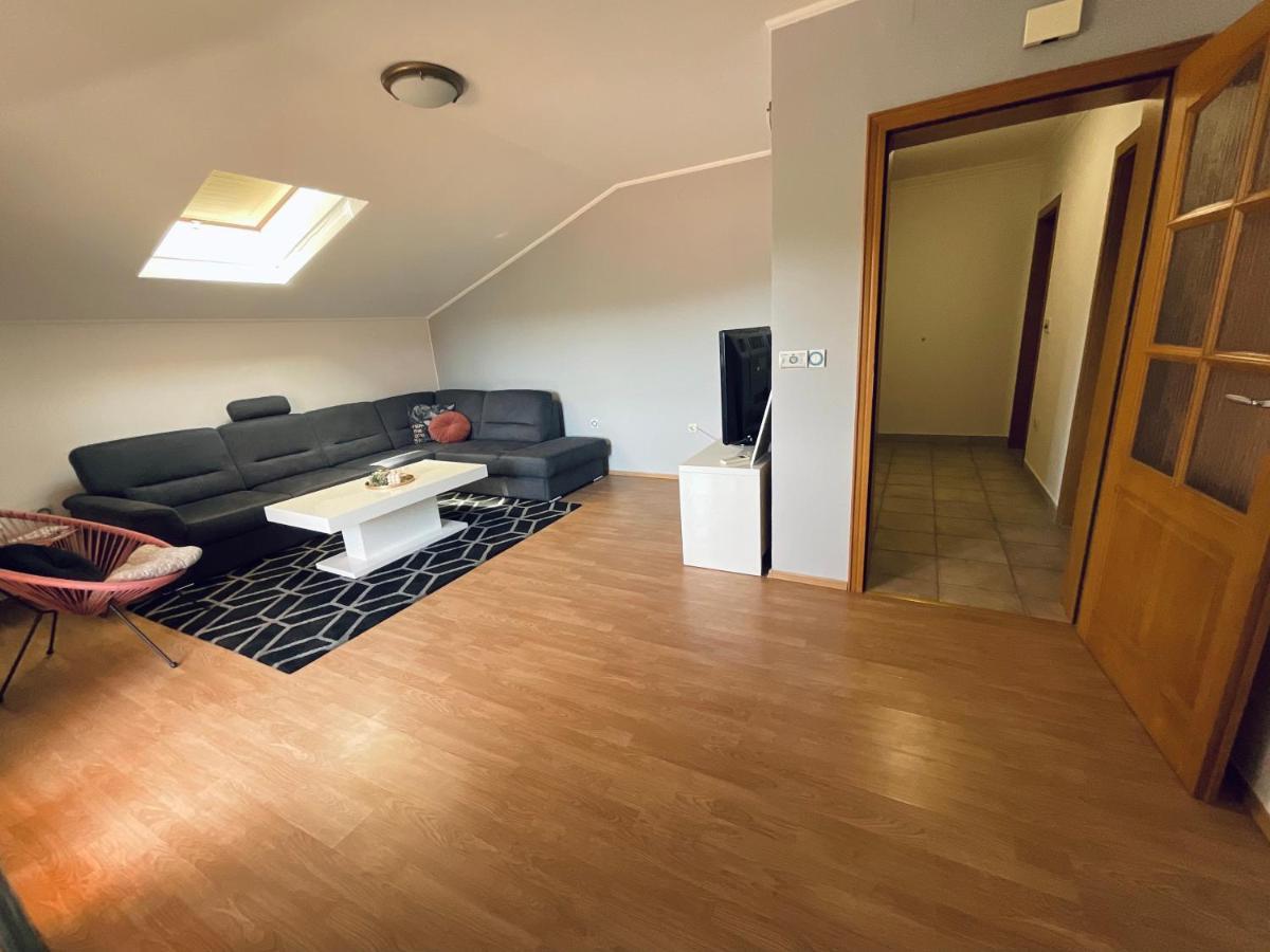 Apartment Camellia ยูบุสกี ภายนอก รูปภาพ