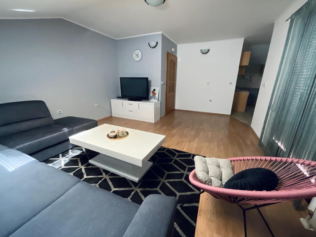 Apartment Camellia ยูบุสกี ภายนอก รูปภาพ